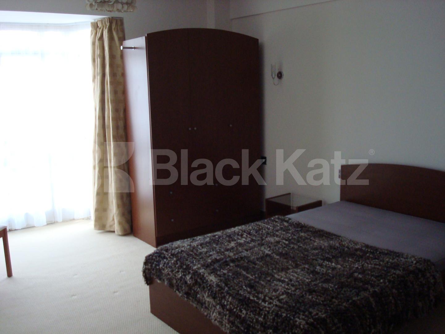 			new instruction, 3 Bedroom, 1 bath, 1 reception Flat			 Gloucester Place, MARYLEBONE